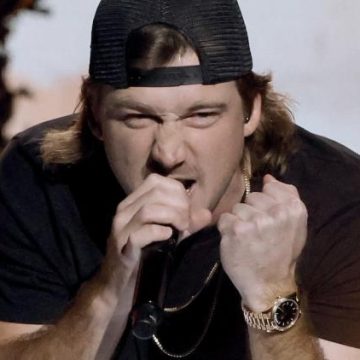 Morgan Wallen renverse un piano lors d’un concert à Denver