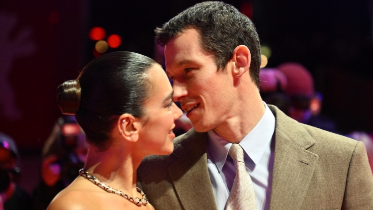 c1b05cdd-450c-4939-98a7-b0da95885c97 Célébration grandiose du mariage de Dua Lipa et Callum Turner en Sicile