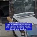 Des malfrats utilisent un tronc d’arbre comme voiture-bélier