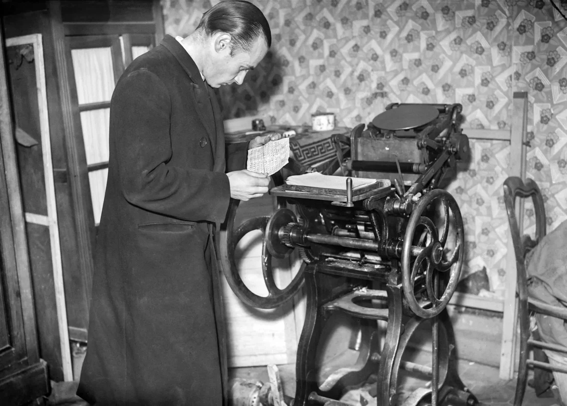 Graphistes et faussaires : Une histoire connectée