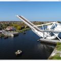 Le pont de Bénouville en position levée en raison de la canicule