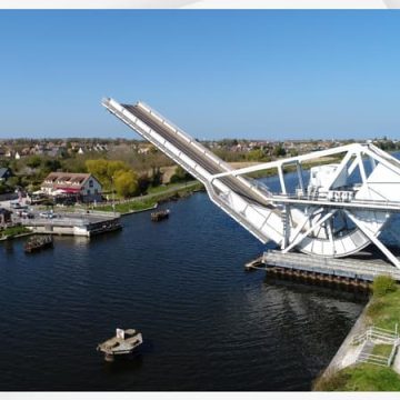 Le pont de Bénouville en position levée en raison de la canicule