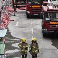 Enquête sur l’incendie meurtrier à Hong Kong: Poursuites pénales et défaillances révélées