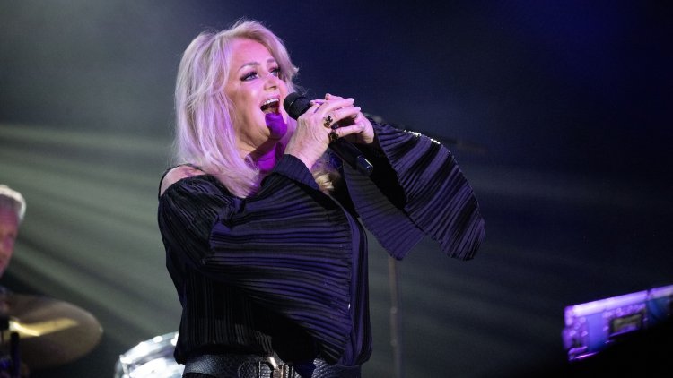 cce0374b-87e7-452b-af36-88af54342085 La chanteuse Bonnie Tyler est sortie du coma mais reste en soins intensifs