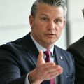 Appel au réarmement par le secrétaire américain à la Défense lors des commémorations en Normandie