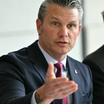 Appel au réarmement par le secrétaire américain à la Défense lors des commémorations en Normandie