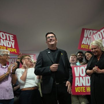 Andy Burnham Delivers Speech On Apprenticeship in Makerfield Andy Burnham candidat aux législatives partielles à Makerfield