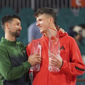 Jeunes talents du tennis: la montée de Jakub Mensik sur les traces de Novak Djokovic