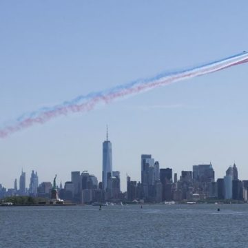 f1002668-cb65-481b-9162-fbc72a164dc1 La Patrouille de France survole la Statue de la Liberté pour célébrer l’indépendance des États-Unis