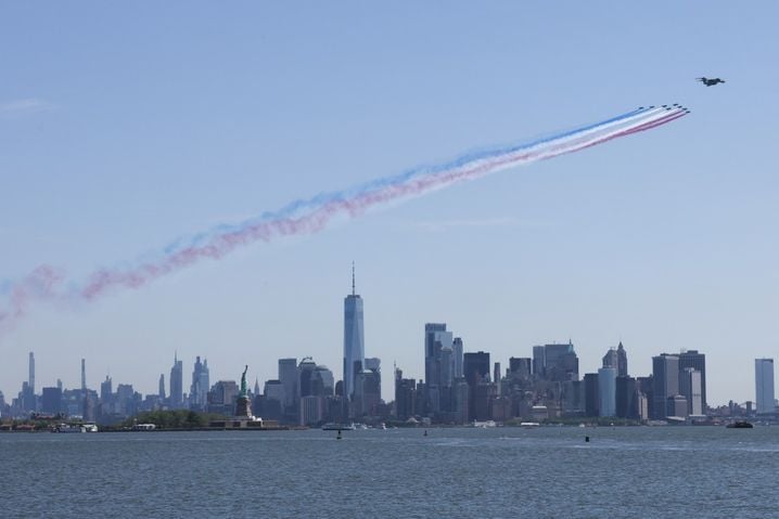 f1002668-cb65-481b-9162-fbc72a164dc1 La Patrouille de France survole la Statue de la Liberté pour célébrer l’indépendance des États-Unis