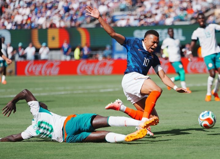 f47a5caa-eeed-42ea-b94e-e910e3aa34a9 Polémique sur un penalty non sifflé lors de France-Sénégal