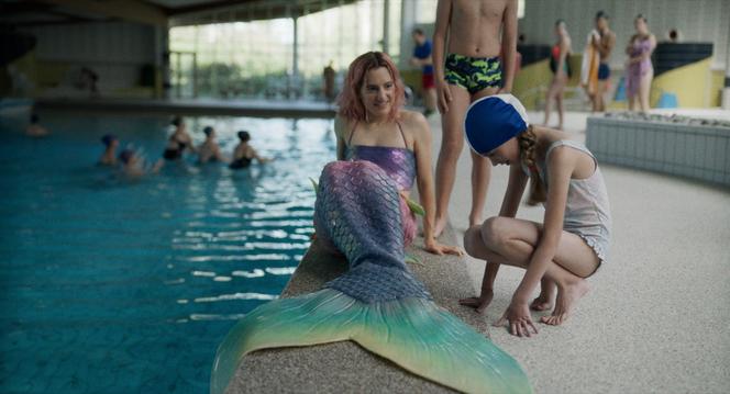 02a0dd37-5cbe-4911-8258-39f9792f500e Les sirènes modernes : une comédie sociale captivante