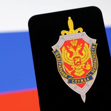 Illustration shows FSB (Federal'naya Sluzhba Bezopasnosti) logo and Russian flag La France Dévoile l’Origine d’Attaques de Cyberespionnage