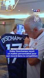 0604f6b1-0591-4e3f-9298-2dd24120259e Deschamps reçoit un maillot personnalisé pour ses 17 victoires
