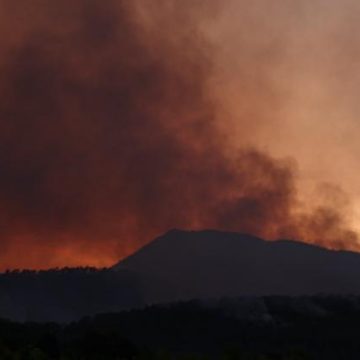 065cb427-9890-4916-a27f-f5db6ba156ab Incendies dans le Var : une lutte persistante contre les flammes
