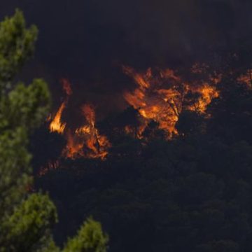 Les pompiers luttent contre l’incendie à Pontevès et alertent sur les arnaques en ligne