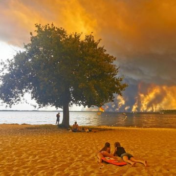 Des vacanciers face à un spectaculaire incendie en Gironde