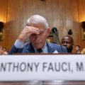 Anthony Fauci devant le Sénat pour une audition sous tension