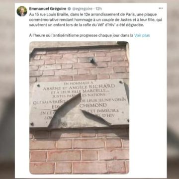 Une plaque commémorative dégradée à Paris en hommage à un couple de Justes