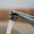 Pourquoi éviter de boire l’eau chaude du robinet