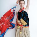 Le Renouveau du Foulard en Soie : Un Accessoire Caméléon