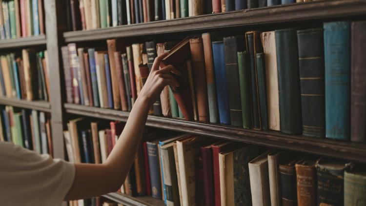 3ca46114-b33e-465d-9c7c-168fa933821b Un ancien livre retourne à la bibliothèque après 150 ans