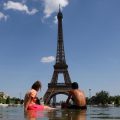 Un homme escalade la tour Eiffel et y déploie un drapeau américain