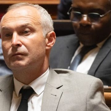 49e39fa5-ba62-44ea-90c0-b0d521200cce Controverse autour d’une réception reportée par le ministre des relations avec le Parlement