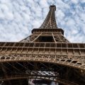 Interpellation d’un homme pour avoir escaladé la tour Eiffel