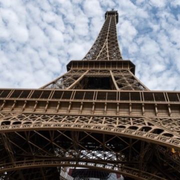 Interpellation d’un homme pour avoir escaladé la tour Eiffel