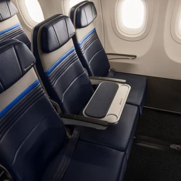 5524d895-32fe-44e5-8ecb-0510022945eb United Airlines introduit des tablettes à la place des sièges centraux