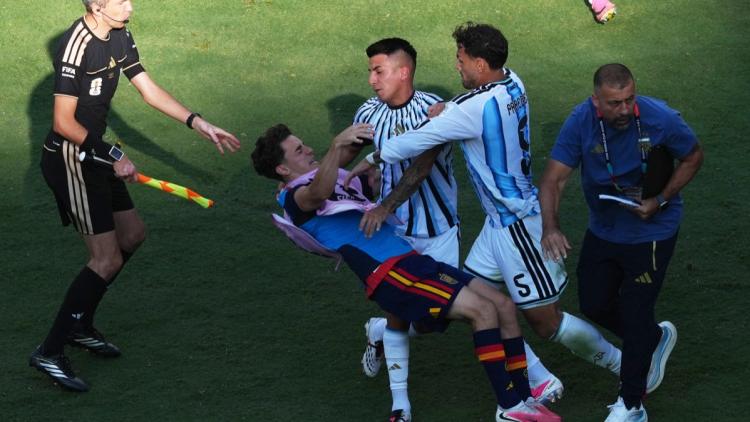 6393db4e-c6c1-480c-a8d2-8b8140c4b6a3 Leandro Paredes expulsé après des actions violentes en finale de la Coupe du monde 2026