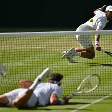 Djokovic surpasse Rinderknech à Wimbledon et égale un record