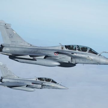 Survol Symbolique de Paris par Deux Rafale pour les 250 Ans de l&rsquo;Indépendance Américaine