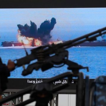 Houthis rally in Sana'a following Lebanon-Israel ceasefire Tensions dans le détroit de Bab Al-Mandab
