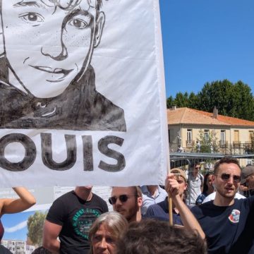 Hommage à Narbonne pour Louis, adolescent battu à mort : une marche teintée d&rsquo;émotion et de politique