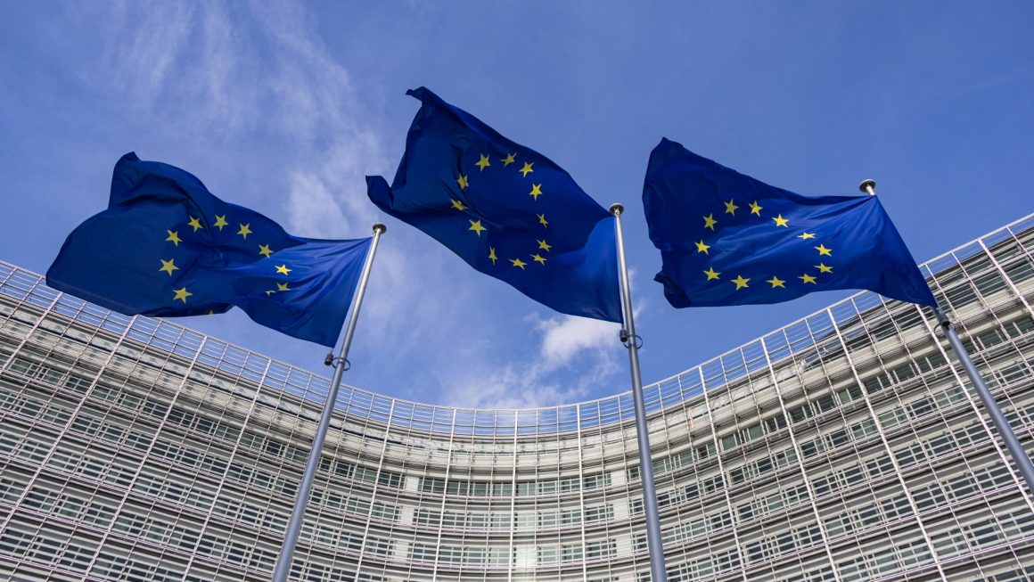 L’Union Européenne Imposera l’Étiquetage des Contenus Créés par l’IA