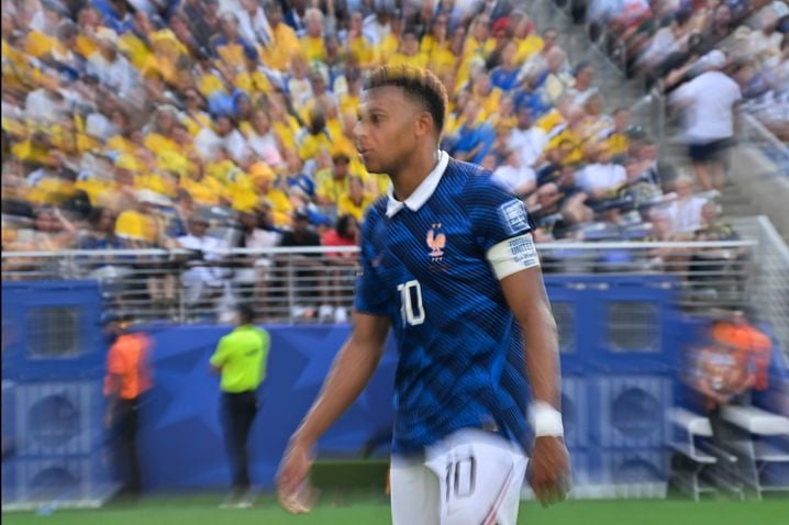 872d4c29-cfa3-4f0d-ac41-e2af9429fce6 L’Équipe de France : Une Expression Artistique du Football