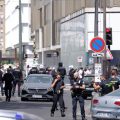 Un homme agresse trois personnes à Paris