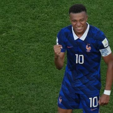 Les Bleus Surmontent la Chaleur et la Tension pour Atteindre les Quarts de Finale