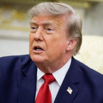 8f6dbd36-047c-4974-800f-42afb40a2309 La suspension d’un agent de la Maison Blanche pour paris sur les discours de Trump