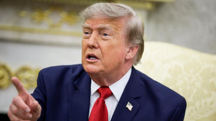 8f6dbd36-047c-4974-800f-42afb40a2309 La suspension d’un agent de la Maison Blanche pour paris sur les discours de Trump