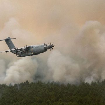 FRANCE-FIRE-WEATHER-CLIMATE-FIREFIGHTERS-ARMAMENT Avion militaire A400M : première opération de largage de retardateur de feu