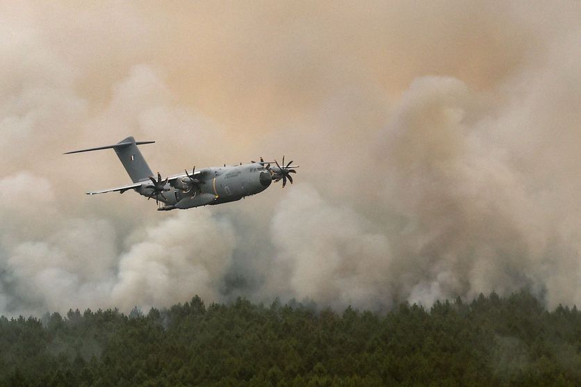 FRANCE-FIRE-WEATHER-CLIMATE-FIREFIGHTERS-ARMAMENT Avion militaire A400M : première opération de largage de retardateur de feu