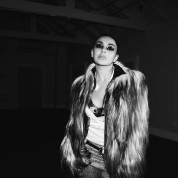 9eb0e1a2-9cf4-4f48-a197-0009e32f9f48 Charli XCX Revient au Rock avec Nostalgie