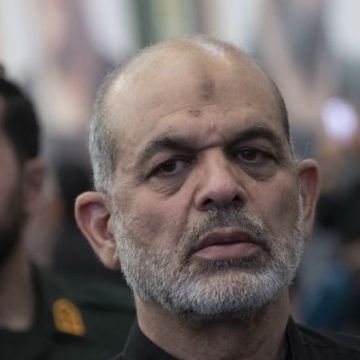 a66e1c27-1ca7-47fa-87e8-8daf1a2e36a8 Réapparition d’Ahmad Vahidi aux funérailles d’Ali Khamenei