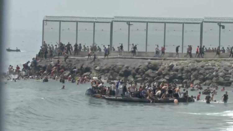 ab202653-f410-48e5-81d2-1bd60c4d63b5 Afflux de migrants à Ceuta depuis le Maroc