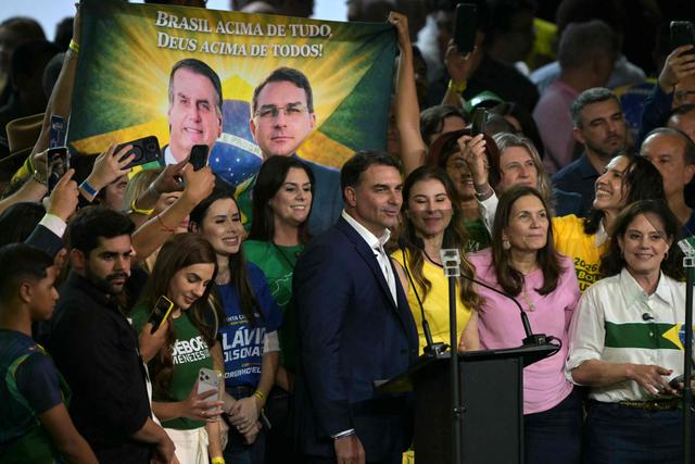 b226593c-ecf7-4c5c-a3cc-a9796af43b98 Flávio Bolsonaro : Un Candidat en Difficulté
