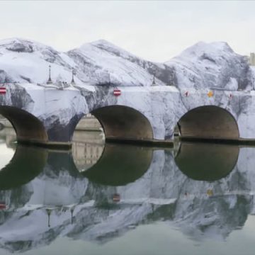 JR attire la foule avec sa “Caverne” sur le Pont-Neuf