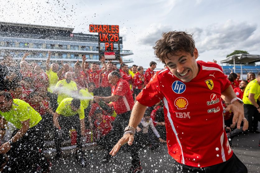 b4c4cc22-6a8c-41e1-9e0e-807df269694e Avantage Ferrari sur Mercedes au Grand Prix de Grande-Bretagne